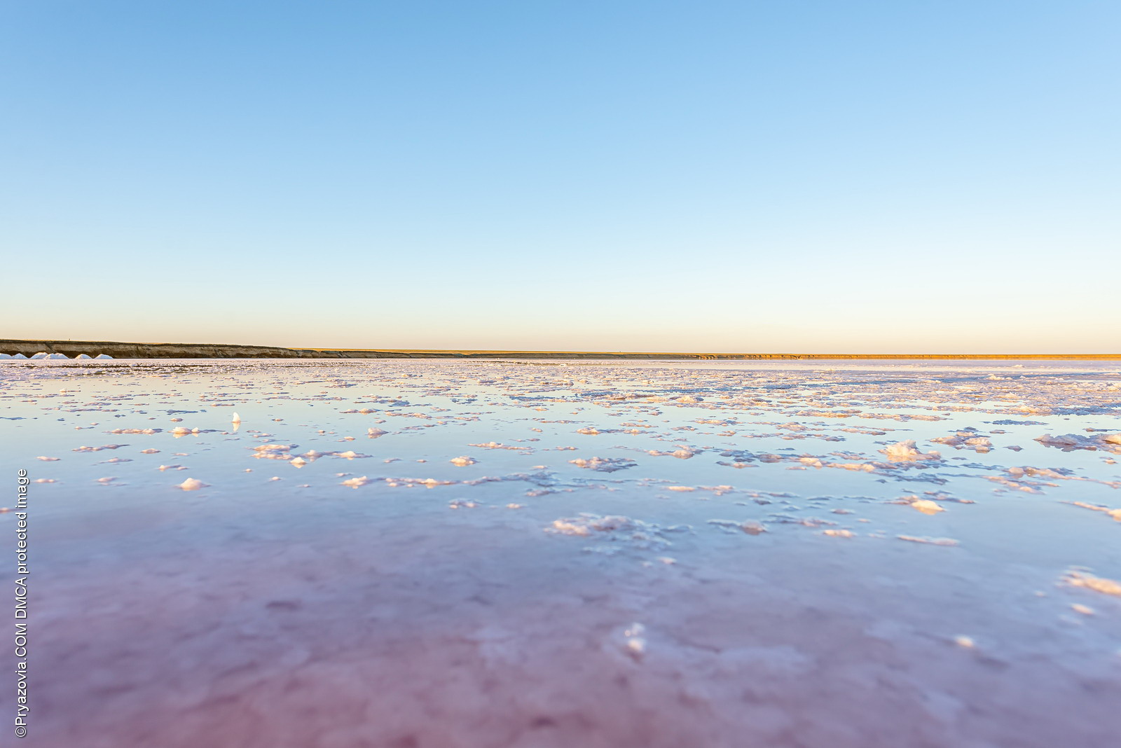 Рожеве озеро в Приозерному