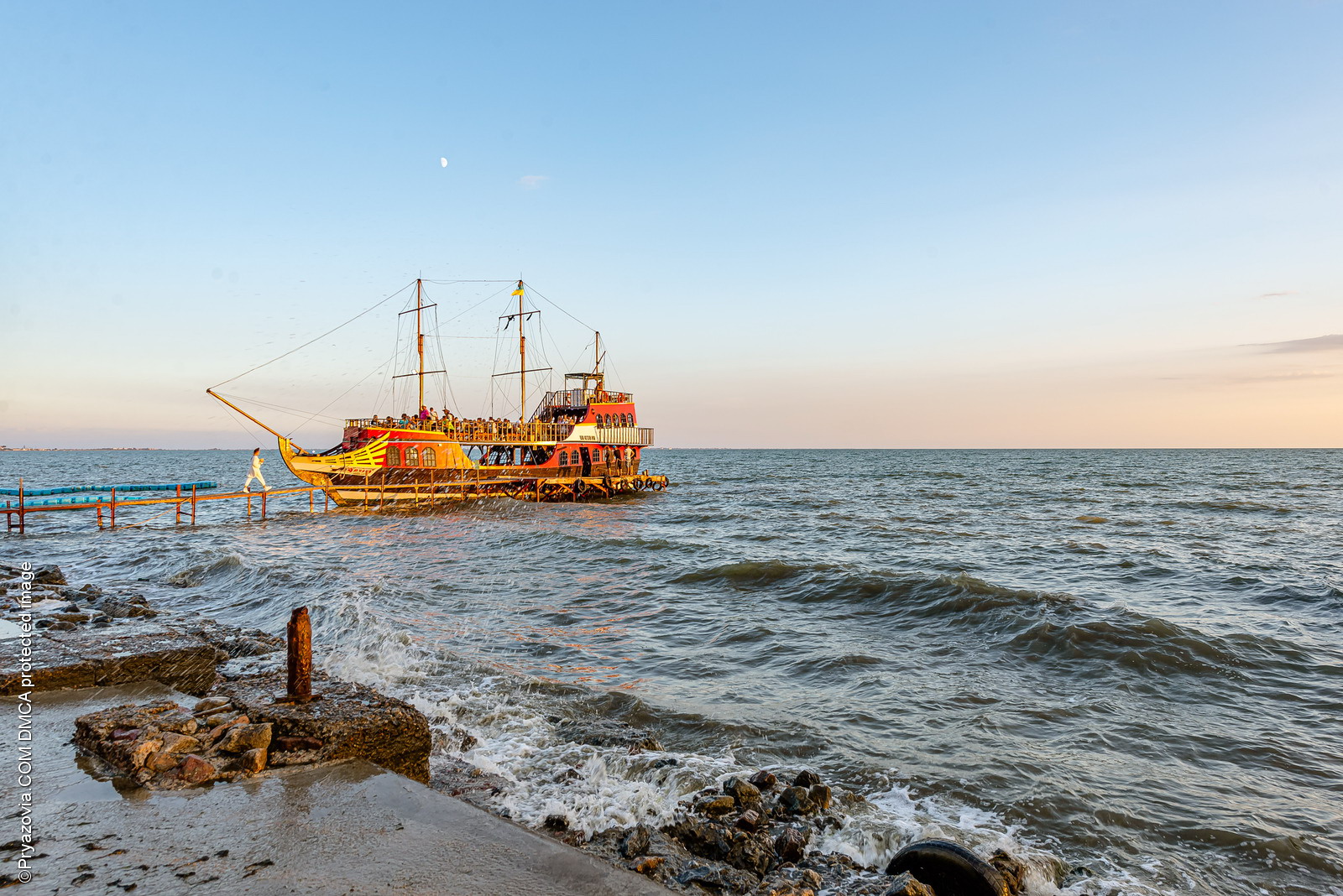 Кораблик возле набережной Бердянска