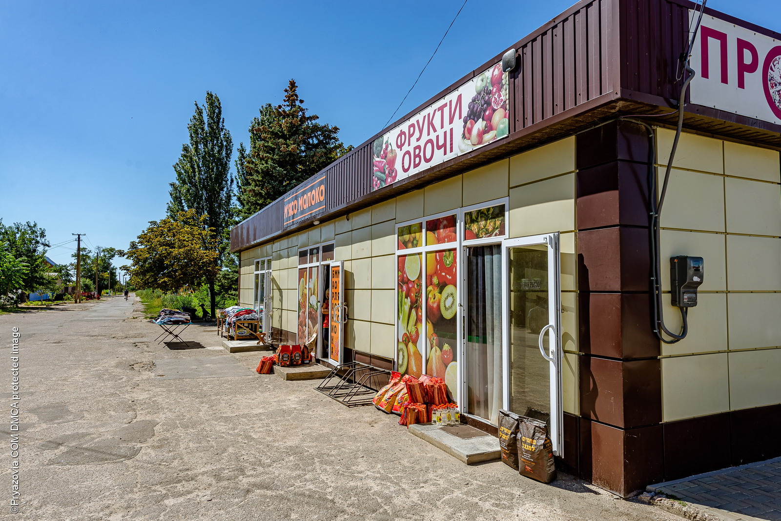 Типичный магазин на азовском курорте